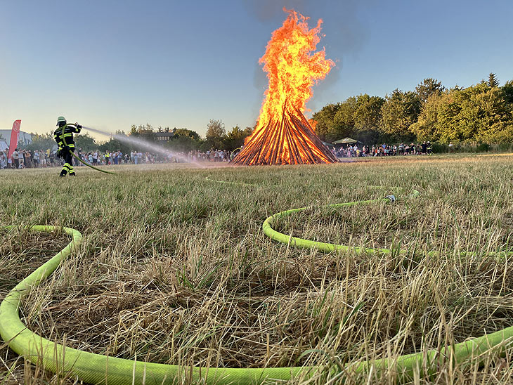 Sonnwendfeuer Perlach 2025 (©Foto: Marikka-Laila Maisel) 